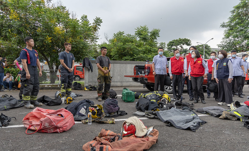蔡英文總統赴屏東了解火警事故救災情形，並慰問殉職消防人員家屬並探視傷者。   圖：取自總統府flickr
