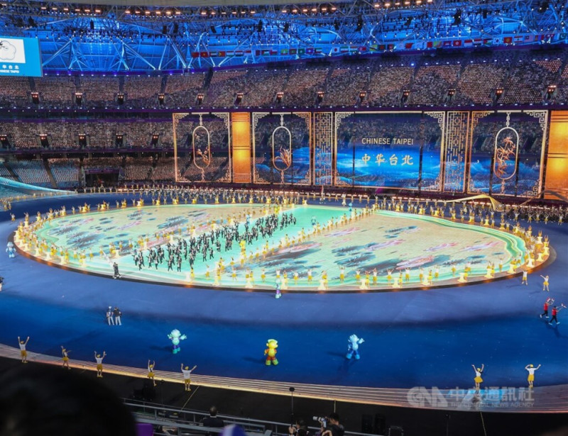 第19屆亞洲運動會在中國杭州舉行，開幕典禮23日晚間在杭州奧體中心體育場盛大展開，台灣代表團本屆排在第36順位進場，聲勢陣容浩大。   圖：中央社提供
