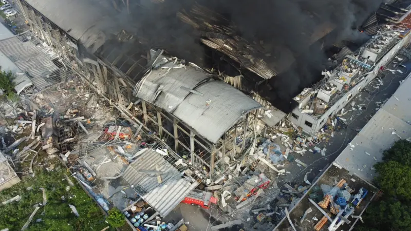 ▲屏東科技園區明揚國際公司工廠，發生爆炸起火事故，截至目前為止已經造成8死、98傷的悲劇。   （圖／翻攝畫面）