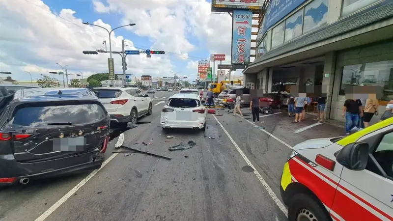 ▲台南永康稍早發生連環車禍。   （圖／翻攝畫面）