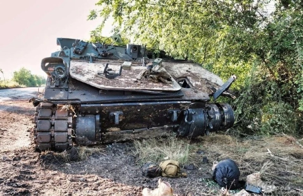 在俄烏戰場上被摧毀的德軍豹式主戰坦克。   圖 : 翻攝自騰訊網/紹永靈