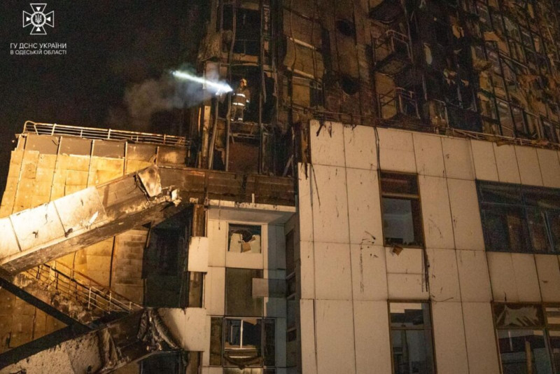俄軍轟炸敖德薩市區港口一座早已停止營運的飯店。   圖：翻攝自烏克蘭國防部