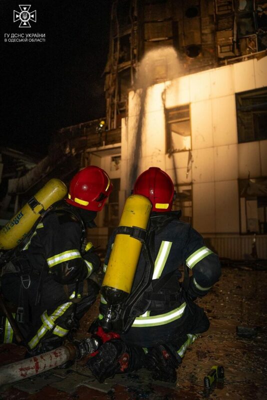 飯店遭炸後劇烈燃燒，消防員隨即趕往撲滅。   圖：翻攝自烏克蘭國防部