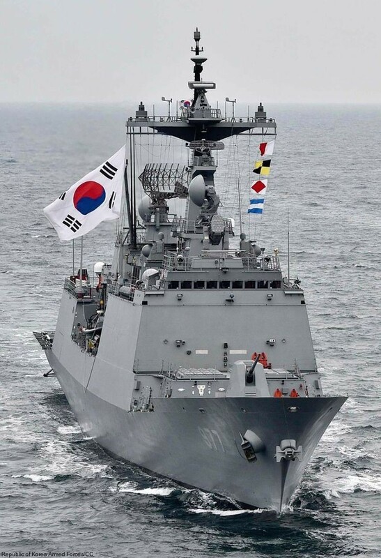 韓美共9艦2機在朝鮮半島東部海域進行3天反潛作戰和海上射擊等海上聯合軍演。圖為南韓「忠武公李舜臣級」驅逐艦「大祚榮號(DDH-977)」。   圖：翻攝「X」@Lake_Demonius