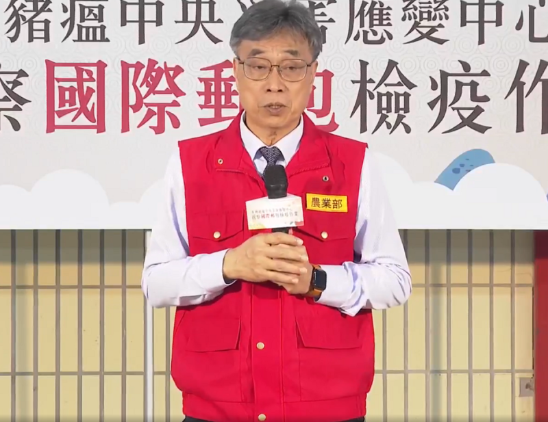 農業部代理部長陳駿季今(25)日前往台北郵件處理中心，檢視邊境國際郵包的查驗流程與相關檢疫工作。   圖：翻攝動植物防疫檢疫署直播畫面