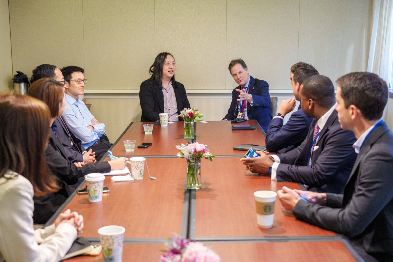 數位發展部長唐鳳與Meta全球事務總裁Nick Clegg會面。   圖：數位發展部提供