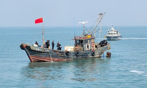 南韓海警中部地方海洋警察廳西海五島特別警備團在延坪島附近扣押一艘涉嫌「非法捕撈」的中國漁船。   圖：翻攝南韓海警官網(資料照片)