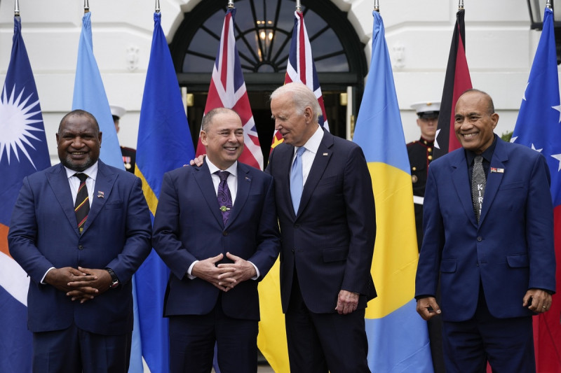 太平洋島國論壇領導人巴布亞新幾內亞總理馬拉佩（左起）、庫克群島總理布朗與美國總統拜登在白宮舉行高峰會，右為吉里巴斯總統馬茂。   圖：達志影像／美聯社