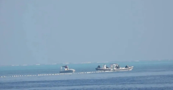 中國船隻在南海黃岩島上布置浮標攔索，阻擋菲律賓漁船進入。   圖 : 翻攝自華語智庫