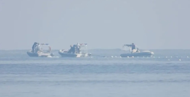 中國船隻在南海黃岩島上布置浮標攔索，阻擋菲律賓漁船進入。   圖 : 翻攝自華語智庫