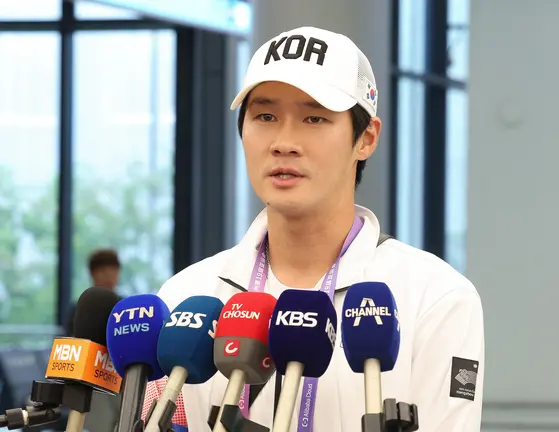 南韓網球一哥權純雨爆冷輸球，怒摔球拍被韓網友罵國恥，出面向大眾道歉。   圖取自X＠JoongAngDaily