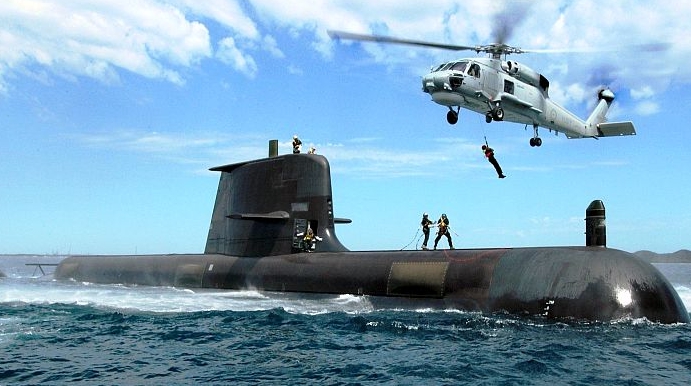 澳洲柯林斯級潛艇進行海上作業演練。(示意圖)   圖 : 翻攝自mdc.idv.tw