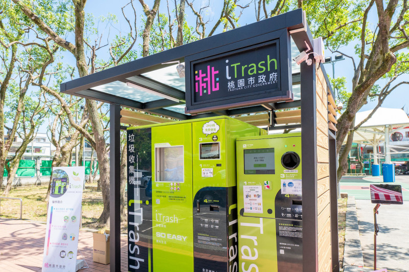 桃園市政府設置「iTrash智慧垃圾桶」結合物聯網(AIoT)，具備壓縮、除臭、冷藏等功能，還會自動通知清潔人員前往清理，不會形成髒亂點。   圖：桃園市政府/提供
