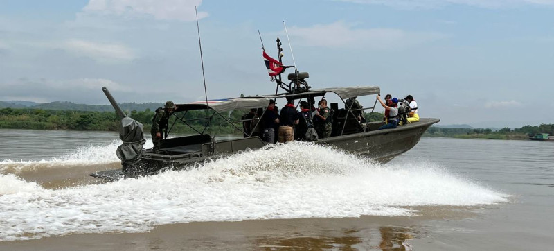 東南亞不少國家聯合打擊犯罪，圖為一艘泰國海軍汽艇沿著泰國、寮國與緬甸邊境的湄公河巡邏。   圖：翻攝自聯合國／UN News／Daniel Dickinson