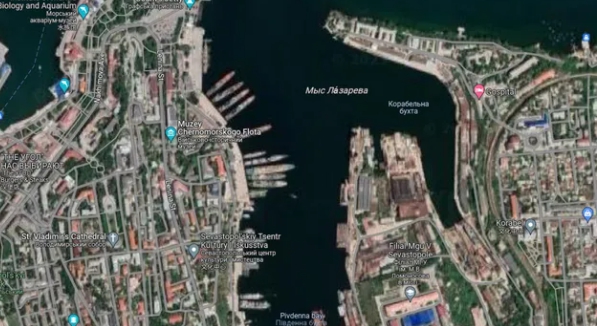 位在塞凡堡的俄軍黑海艦隊衛星圖，顯示在飛彈攻擊前，停滿了俄軍艦艇。   圖 : 翻攝自湘評中外