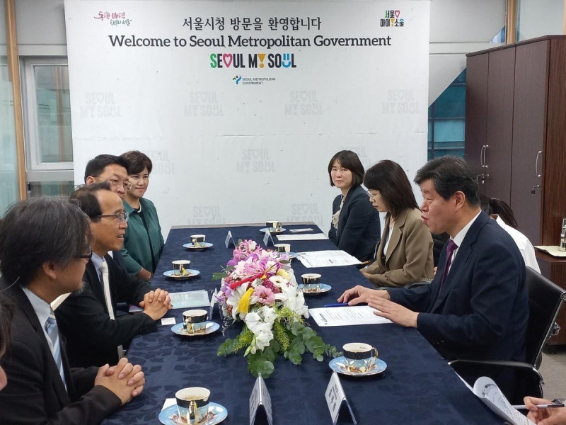 高市府團隊(左)與韓國首爾市團隊進行智慧城市交流。    圖：高雄市研考會提供