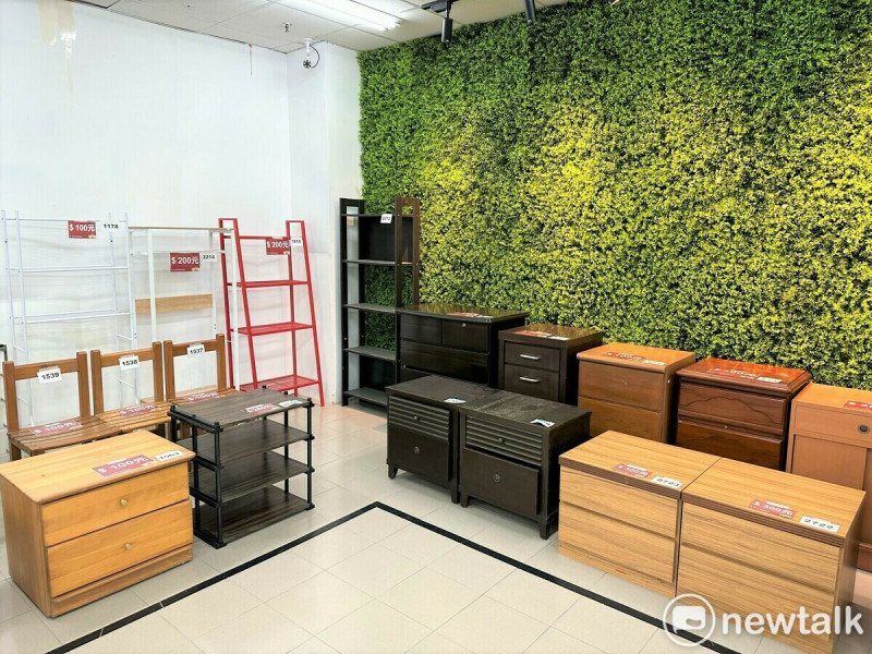 新北再生家具展售中心有許多實用二手家具，大多以新台幣300元以內超優惠價格展售。   圖：新北市環保局/提供