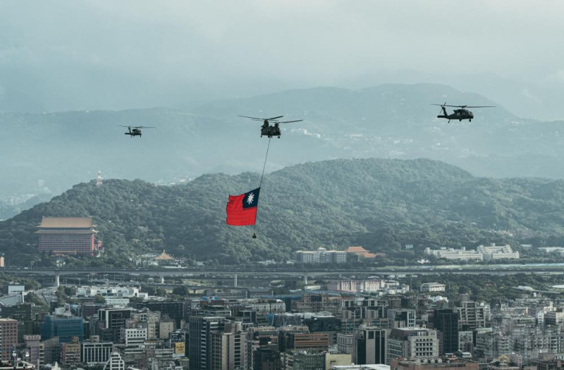 國旗機隊通過臺北市上空。   圖：軍聞社提供。