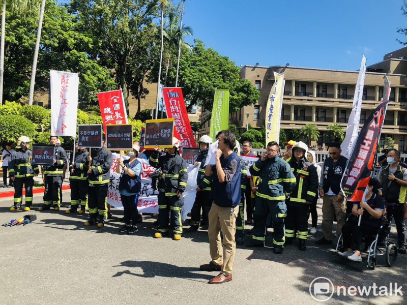消防員工作權益促進會今（28）日到政院門口抗議。   圖：謝莉慧/攝