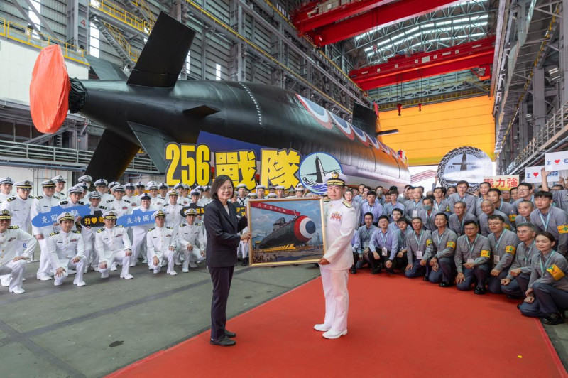 首艘國造防禦型潛艦「海鯤號」於昨（28）日下水，潛艦小組召集人黃曙光介紹，全新X型尾舵設計不僅能改善在淺水的自由度外，更提高了潛艦的戰場存活力。   圖：擷取自海軍臉書