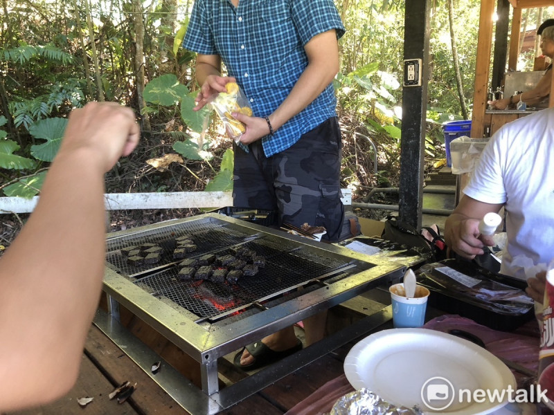 台北市因應中秋佳節，除了平時開放野炊的4處河濱公園指定區域外，另再增開大佳河濱公園的大直橋下烤肉區。（烤肉示意圖）   圖：林冠妤／攝