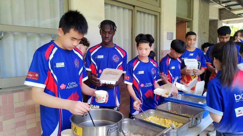 澳洲學生體驗高雄學校的營養午餐。   圖：高雄市教育局提供