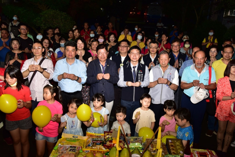 江主委帶領現場民眾進行客家傳統拜月儀式。   圖：台中市政府/提供