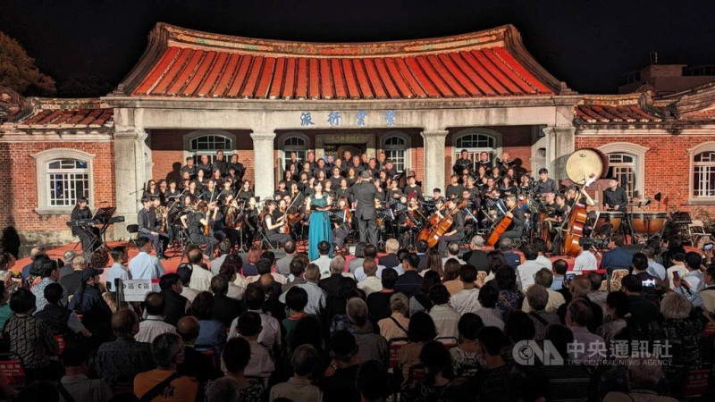 台南後壁黃家古厝中秋音樂會今年邁入第26年，30日晚間登場，盼透過音樂喚起更多人對台灣土地與文化的認同和疼惜。   圖：中央社提供