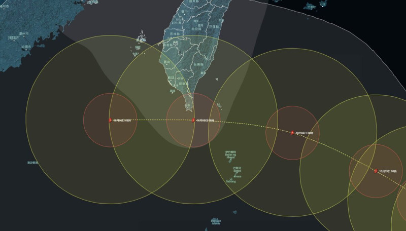 稍早小犬颱風最新路徑更顯示，再略往北修更靠近台灣，台灣颱風論壇天氣特急表示，中心可能擦過恆春近海。   圖：翻攝自台灣颱風論壇｜天氣特急臉書