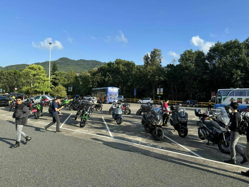 目前重機需停放於汽車車位，且一車一格，讓許多重機族深感不便，爭取開放停一般機車格。   圖：翻攝自通勤者之歌臉書