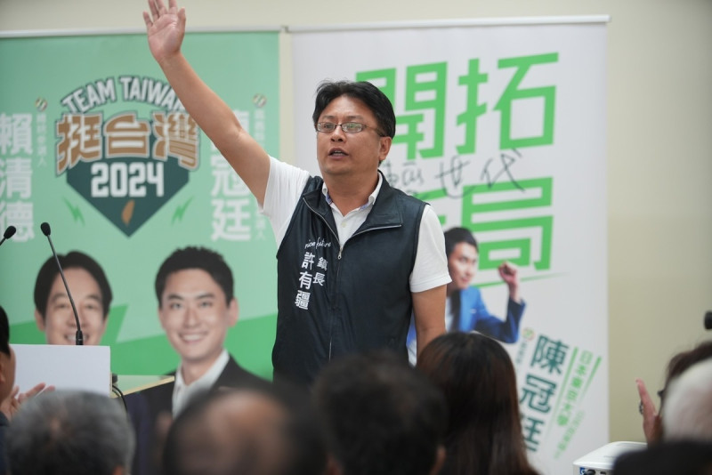 民進黨提名嘉義縣山區立委參選人陳冠廷提出產業發展四大目標，大林鎮長許有疆表達支持。   圖：陳冠廷競辦提供