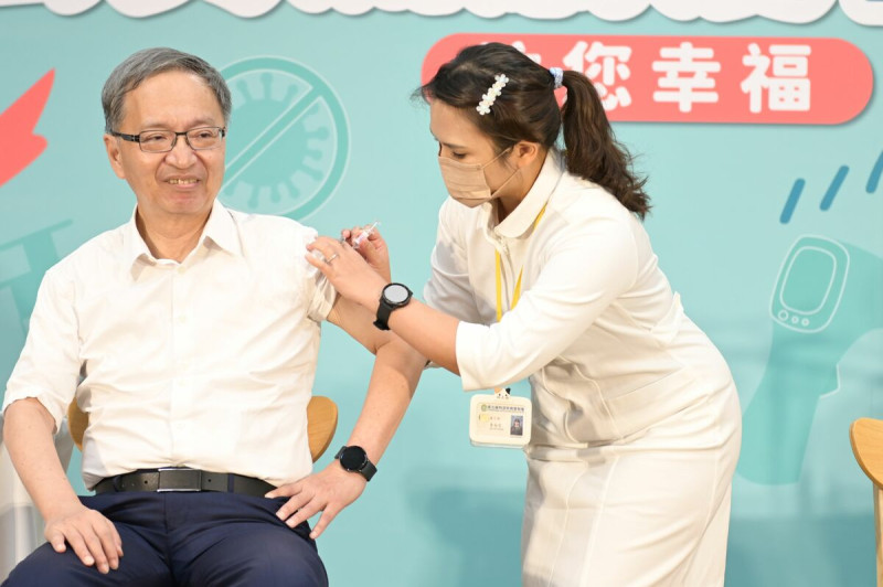 衛福部部長薛瑞元今施打公費流感疫苗，並針對家長疑慮提出解方。   圖：疾管署／提供