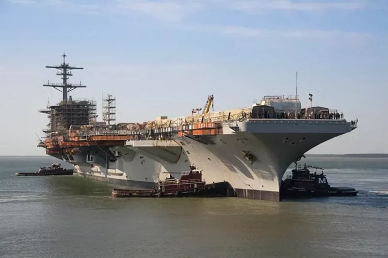 華盛頓號至少要到 2024 年才能完成一系列裝備與人員磨合工作，接替里根號常駐日本。圖為修理中的華盛頓號航母。