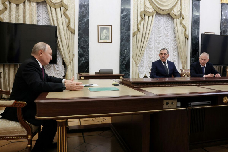 俄羅斯總統普丁於2023 年9 月28 日在俄羅斯莫斯科會見瓦格納傭兵組織前高級指揮官安德烈·特羅舍夫(右一)和國防部副部長尤努斯·貝克·葉夫庫羅(右二)   圖 : 達志影像/路透社