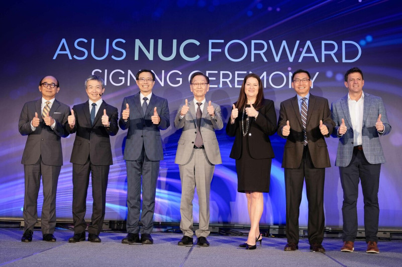 華碩與英特爾今（2）日舉行簽約儀式，正式交接Intel® NUC新一代運算單元業務。   圖：ASUS/提供