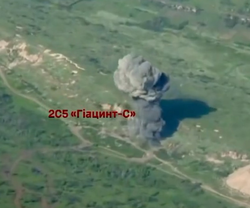 烏克蘭第 26 砲兵旅，成功派壞了一架俄軍 2S5 自走砲，發生劇烈爆炸。   圖：翻攝自 OSINTtechnical X（前推特）帳號