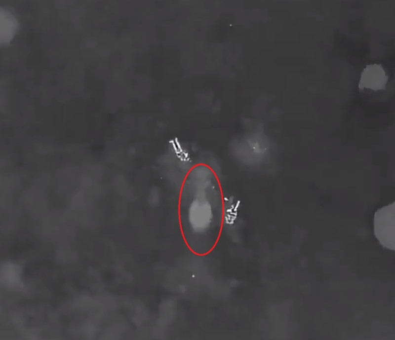 烏軍向地面的俄軍投擲炸彈。   圖：翻攝自 АЗОВ South X（前推特）帳號