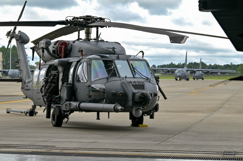 外媒盤點美軍十架新款飛機，最新機型為HH-60W「快樂綠巨人II式（Jolly Green II）」戰鬥搜救直升機，平均機齡僅0.39歲。   圖：擷自美空軍空戰司令部官網