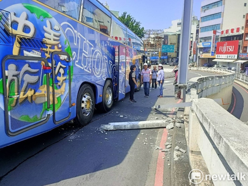 東門陸橋10月1日再傳出遊覽車撞上限高橫竿和撞毀護欄橋礅事件。   圖：曾之婕提供