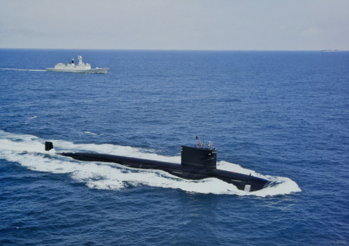 今年8月下旬，網傳解放軍093型核動力潛艦沉沒台灣海峽，不過現在英國媒體則報導，該艦疑似在黃海受困在自己的陷阱裡，導致55官兵全數罹難。   圖：新頭殼資料照／翻攝自微博
