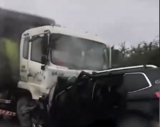中國十一長假，湖南婚禮車輛對撞大卡車，造成至少6人死亡。   圖 : 影片截圖