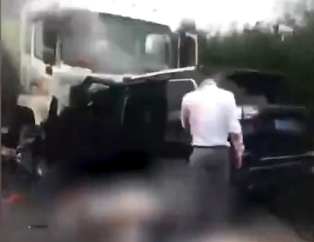 湖南婚禮車輛對撞事件發生後，民眾打電話報警。   圖 : 影片截圖