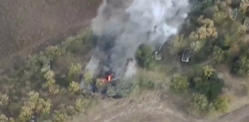 俄軍多輛坦克被烏軍炸毀，冒出濃濃黑煙。   圖：翻攝自 Special Kherson Cat X（前推特）帳號