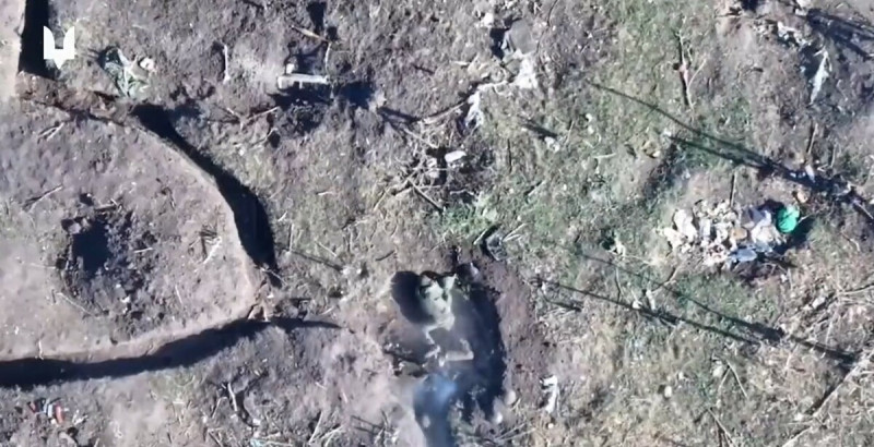烏軍向身處戰壕中的俄軍投擲疑似催淚彈的物品，把俄軍逼出戰壕。   圖：翻攝自 Cloooud  X（前推特）帳號