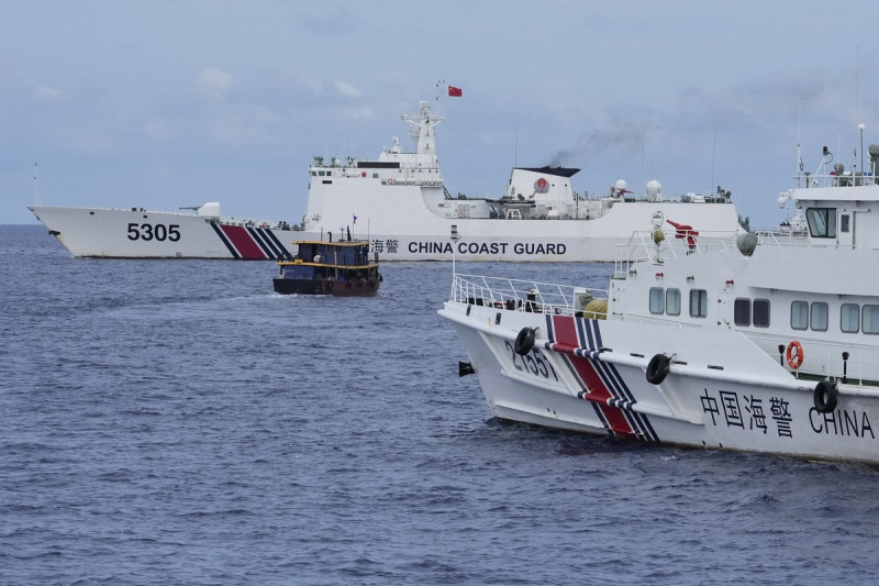 中菲南海衝突持續升級 。圖為 2023 年8 月22 日，一艘菲律賓補給船（中）在南海仁愛礁附近，遭到中國海警船隻以大欺小包圍，後來在美方支援下成功突破封鎖。   圖：達志影像／美聯社(資料照)