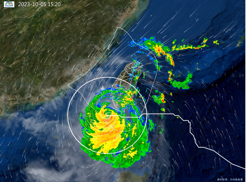 小犬颱風目前仍持續影響台灣，颱風中心仍在鵝鑾鼻近海，隨著颱風離地形越來越遠，強度逐漸減弱中。   圖：取自天氣與氣候監測網