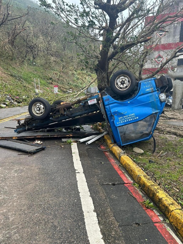 小犬颱風挾帶破歷史紀錄的瞬間陣風侵襲蘭嶼，車輛翻覆。   圖:伍麗華臉書