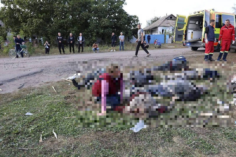 哈爾科夫州赫羅扎村遭到俄軍轟炸，造成嚴重傷亡。   圖：美聯社／達志影像