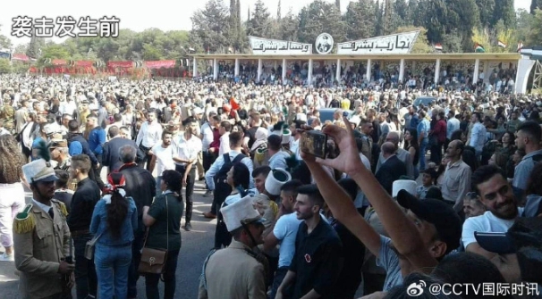 敘利亞軍校畢業典禮，無人機攻擊事件前，現場充滿了人潮。   圖 : 翻攝自CCTV國際時訊