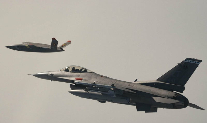 巴基斯坦 10 月 10 日舉辦 14 國聯合軍演，派出中國製殲- 10 戰機，與美國製 F- 16、F- 15戰機罕見同台，圖為F- 16 戰機。   圖：翻攝US Marines